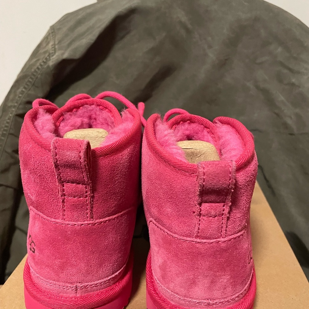 This boot is a years old I wears no more than 3 time.